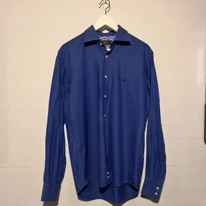 Morris skjorta - - Märke: Morris - Modell: skjorta - Färg: Blå  - Storlek: 39 ( sitter som M/L) - Skick: Inga defekter eller skador 8/10   Nypris: 1000 Pris: 250kr Skriv om ni är intresserade eller har frågor!!