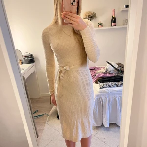 Beige klänning - Beige finstickad klänning. Jätteskönt tyg, går att knyta i midjan om man vill🫶🏼