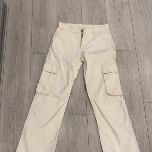 Lågmidjade cargo byxor  - Säljer min lågmidjade cargo byxa från Gina Tricot i storlek 34 och färgen ljus beige. Skriv om ni är intresserade! 💓