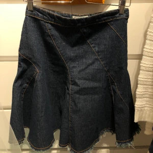 Vintage jeanskjol - Underbar vintage jeanskjol som jag köpt second hand med unikt mönster! Säljer då jag har fler jeanskjolar som jag använder mer, köpare står för frakt🤩