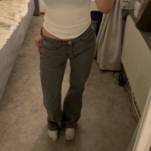 Grå mid waist jeans från gina  - Säljer dessa grå mid waist jeans från gina, använda 1 gång. Säljer pga att dem ej kommer till användning. Säljer för 199 original pris runt 500😊, kan sänka pris vid snabb affär💞