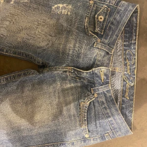 Supersnygga ljusblåa lågmidjade bootcut jeans  - Jeansen är från Cross och jag säljer dem då de är lite små för mig. De vintage, men är i jättebra skick. 