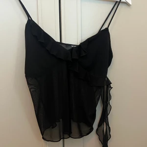 Volangtopp - Superfin volangtopp som är perfekt för festligare tillställningar!! Storlek XS ❤️❤️ använd gärna köp nu