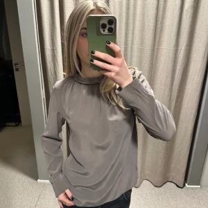 Grå blus från Nadine H🩶 - Grå blus från Nadine H i storlek 36🩶🩶
