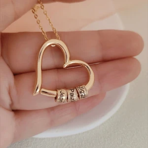 Anpassade halsband, rostfritt stål - Anpassade halsband där du kan lägga till valfria namn. Exempelvis din och din pojkväns namn, eller bästavän. Varför inte hela familjen? Med vår hjälp kan du få till den bästa presenten!