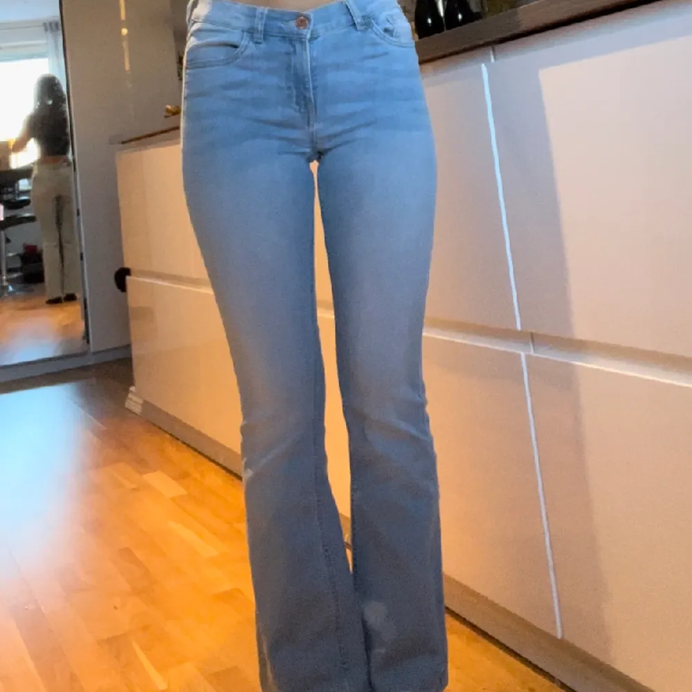 Jeans i storlek 152, säljs pga flytt. Inger fel på dem jag har bara andra byxor jag använder mer. Passar mig som har xs och är 162 cm lång . Jeans & Byxor.