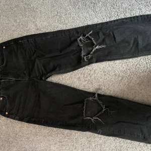 90s high waist - Säljer eftersom jag inte längre använder. De är inte slitna men mycket väl använda! Dom är uppsydda för att de skulle passa mig när jag var 164-165cm (köparen står för frakt!)🩷