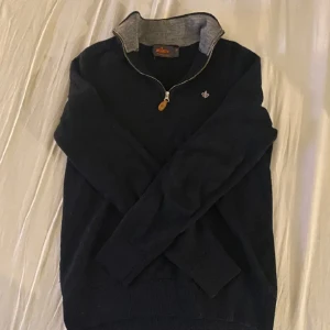 Morris half zip - Tja, säljer nu min Morris half zip som är i 100%merinoull. Skicket är 9/10 då den nästan är oanvänd. Nypriset på denna tröja ligger runt 1800kr. Tveka inte att höra av dig vid frågor eller funderingar. Mvh
