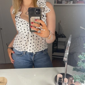 Topp - Fin vit prickig sommar/fest topp från Shein i storlek M🤍aldrig använd! 