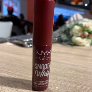 Läppstift  - Matt Nyx läppstift som är oanvänd. Har öppnat den men hr inte använt den. Nypris 144 kr
