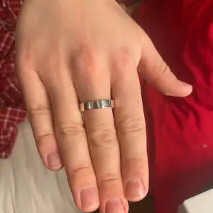 Säljer denna fina ring i äkta silver från albreks guld, köpte tyvärr fel storlek. Helt ny bara provad, ring ask följer med
