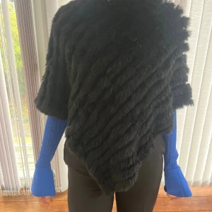 Kaninpäls poncho - Super fin poncho som bara använts några gånger. Som ny i skicket.