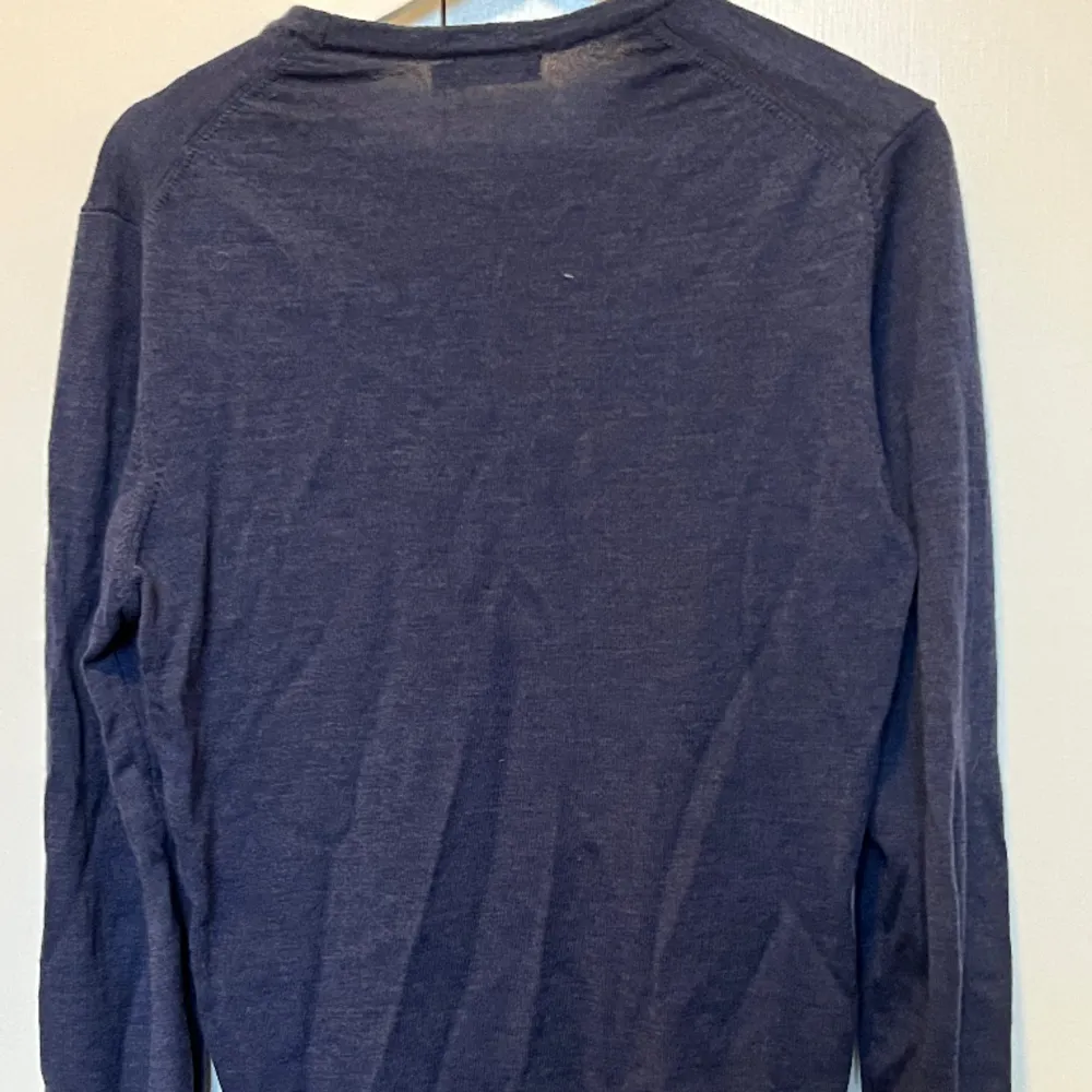 Säljer en riktigt snygg stickad tröja från J.Lindeberg! Den är marinblå med en väldigt subtil logotyp på bröstet. Storlek medium, hänvisar till deras storleksguide för jämförelse. Nypris ligger runt 1000kr. Fler bilder kan ges vid intresse. Tar bud. Stickat.