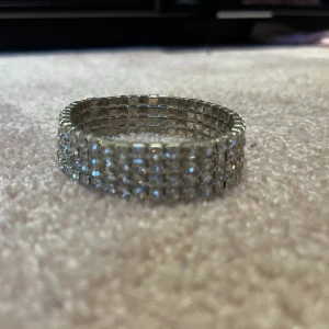 Armband  - Silvrigt glittrigt armband med stenar.