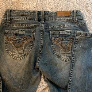 Low waist bootcut jeans från Ann Christine.  Midjemått tvärsöver: 42 cm Innerben: 80 cm Nyligen köpta från Vinted men säljer då de är för stora för mig. Bra skick endast en slitning vid foten på ena benet. 