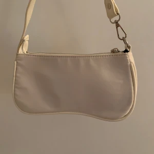 Väska  - Säljer denna fina beige/rosa oanvända väska då den inte kommer till användning 💕