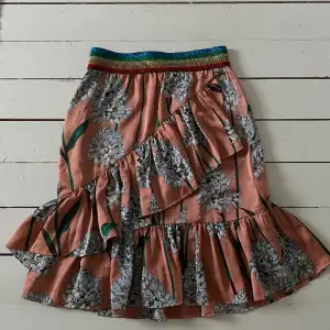 En fin blommig kjol från Sofie Schnoor med glitterdetaljer💕💞