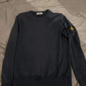 Stone island sweetshirt - Storlek: medium Skick: väll använd (har nått hål på ärmen kan skicka bild därav påvärkar priset) 100% äkta  Färg: blå 