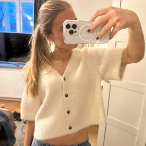 Stickad kofta - Såå gullig stickad kofta men som tyvärr inte kommer till användning längre!