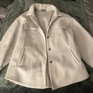 Kappa - Grå/lite lila imeterad kappa 