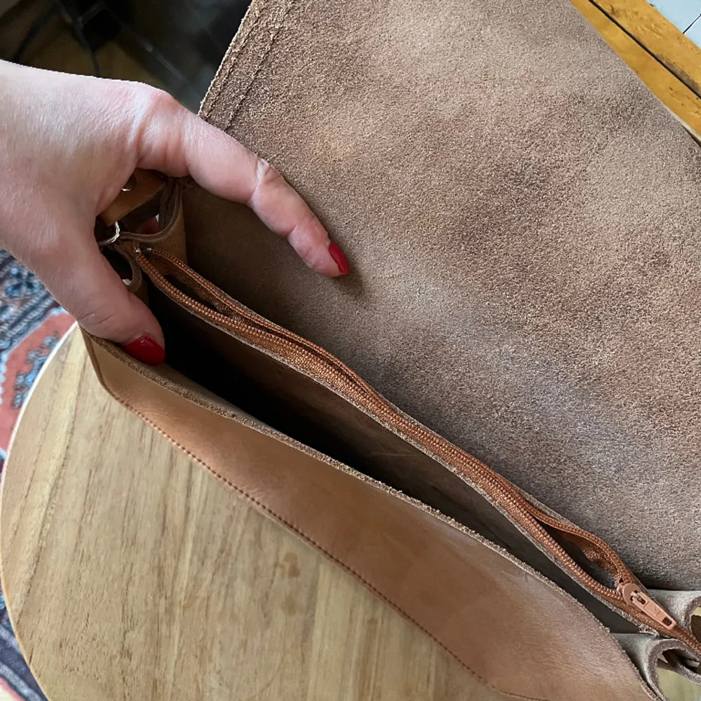 Hel oanvänd fin läderväska med fint mönster. Väskor.