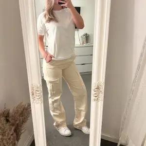 Säljer dessa beige cargo pants ifrån stradivarus i storlek 36 för 150kr. De är i väl skick. 