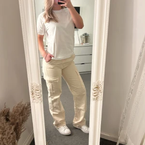 Cargo pants - Säljer dessa beige cargo pants ifrån stradivarus i storlek 36 för 150kr. De är i väl skick. 