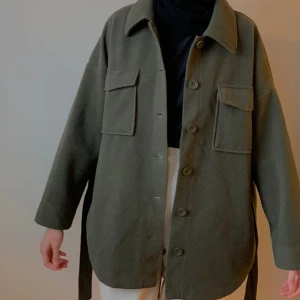 Kappa med bälte - Säljer min kappa från Gina Tricot då jag knappt använt den🩷