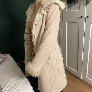 ‼️Hjälper en vän‼️  super fin lång kappa, perfekt till vintervädret. Använder inte köp direkt till detta plagg då jag hjälper min vän att sälja!❤️