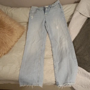 Raka/ baggy jeans  - Jeans från Gina Tricot köpta för 300kr och aldrig använda. Säljer pågrund av att dem inte riktigt är min stil💕