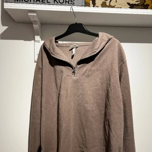 Sportig tröja - Sportig brun tröja med dragkedja. Bra skick. 