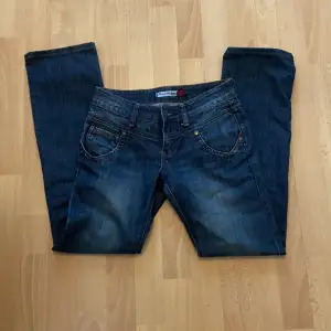 Säljer dessa Lågmidjade jeans, köpta från en tjej här på Plick men var tyvärr för korta💖 Midja: 36 cm rakt över  Benlängd: 75 cm insida 