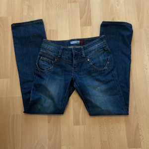 Lågmidjade jeans - Säljer dessa Lågmidjade jeans, köpta från en tjej här på Plick men var tyvärr för korta💖 Midja: 36 cm rakt över  Benlängd: 75 cm insida 