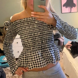 Rutig topp - Såå snygg rutig topp med volang! Helt oanvänd ❤️har lagt upp massa nytt kolla gärna min profil❤️