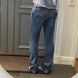 Diesel lågmidjade bootcut jeans - Lågmidjade jeans från Diesel med lite bootcut. Fint skick. Storlek 27 och passar mig som brukar ha S eller 36. Tvärs över midjan är det ca 39 cm och innerbenslängden är 85 cm. Använd gärna köp nu!