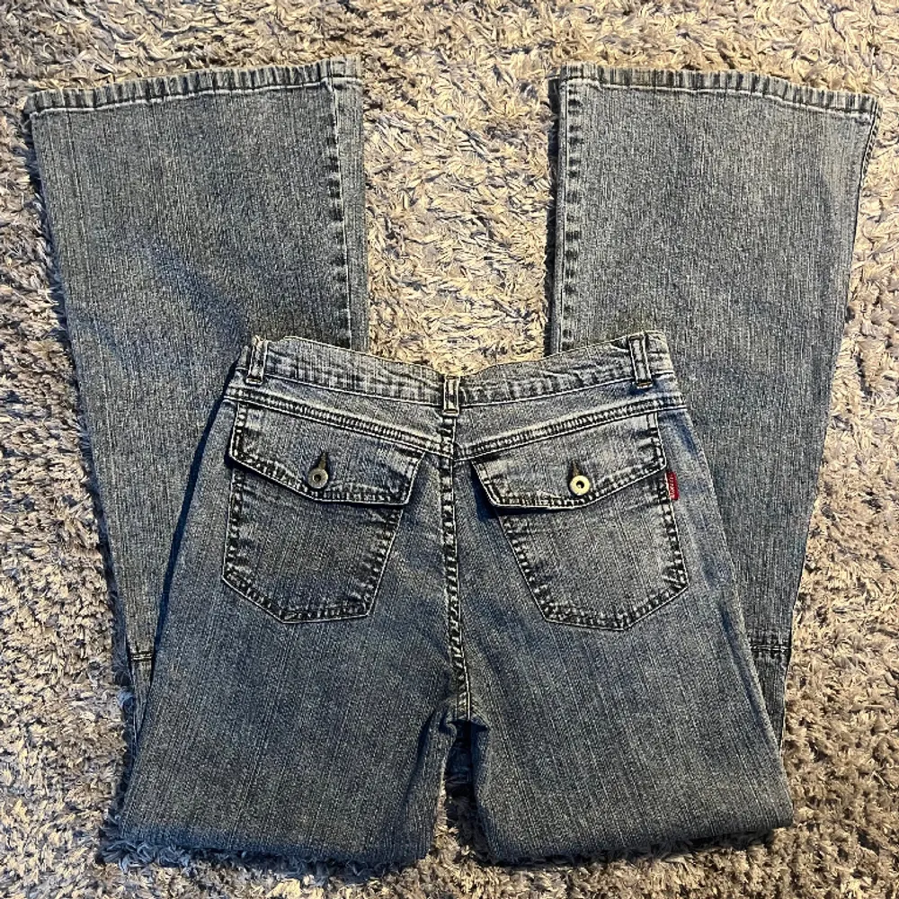 Lowrise bootcut jeans med jättesnygga fickor! Midjemåttet är 36 tvärs över och innerbenslängden 83💕. Jeans & Byxor.