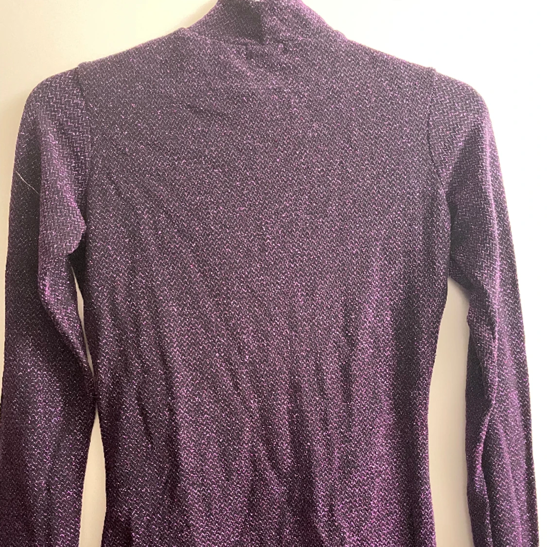 Glittrig lila tröja - 90