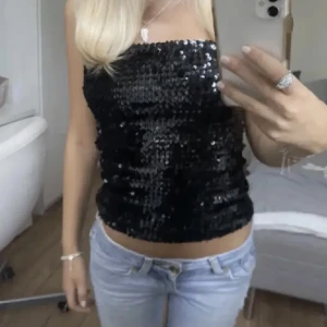Glittrig topp - Super snygg topp med paljetter. Endast använd förra nyår och i mycket bra skick. Sitter som en S, Frakt tillkommer 💗