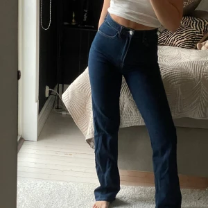 Mörkblå jeans  - Mörkblå jeans i storlek 34, de är lite små för mig, jag är 170 vem lång🤍