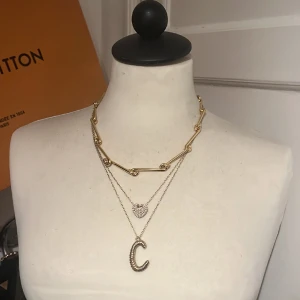 All blues halsband  - Säljer mitt jättefina guld halsband från all blues i gott skick, bara använt två gånger. Finns att köpa på hemsidan nu. Nypris 9700 kr.🤗