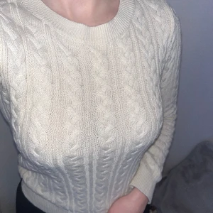 Stickad tröja H&M - Cremefärgad långärmad stickad tröja från H&M. Varsamt använd ett par gånger.  Storlek XS men passar S/M-kropp.  Köparen står för frakten. Pris kan diskuteras. Skicka gärna för frågor och fler bilder. 