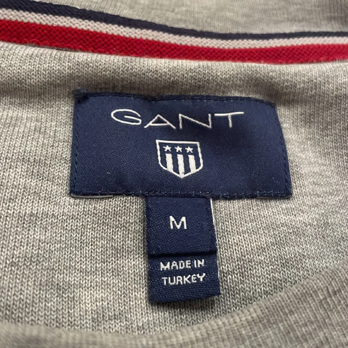 En grå Gant tröja  - 91