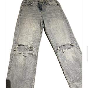 Ett par ljusblå highwaist jeans med hål från gina tricot. Köpta för ca 500kr. Har inte använts mycket så de är i mycket fint skick, har dock ett par små 