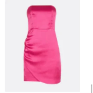 Klänning  - En otroligt fin satin klänning från Bikbok, som kallas för ”firework dress” passar perfekt nu till ny år!  Kort, figurnära samt har band som man kan lägga till! Endast använd vid et tillfälle! 💕 