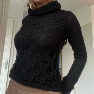 Stickad tröja - Svart stickad tröja med hål som mönster🖤