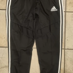 Adidas träningsbyxor trio pant - Adidas Trio training pant. Oanvända. Storlek 176. Climacool Dragkedja nertill