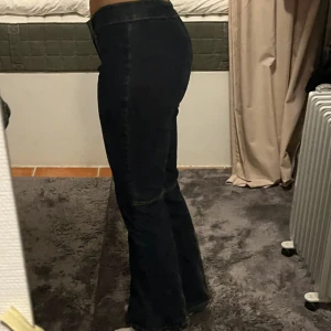 Low waist utsvängda jeans!! 🌟🩶 - Här har vi ett par vintage low waist utsvängda jeans från pops vintage!  Dom är i väldigt bra skick och inte använda så mycket!  Passformen är bra väldigt stretchiga tyg och dom har en snygg detalj på bakbenen! 🪩