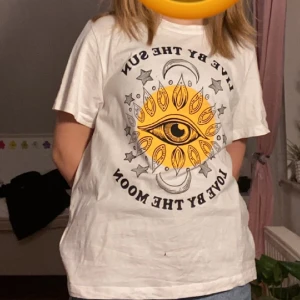 T-shirt - Cool t-shirt! Jag köpte den på loppis, ursprungligen är den från Stay. Den har ett litet hål (se bild) men det syns knappt😊
