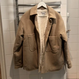 Weekday vinter overshirt - Vinterjacka/overhshirt från weekday. I princip oanvända, skick 10/10. Säljer då jag aldrig använder den. Skriv gärna vid intresse eller frågor!