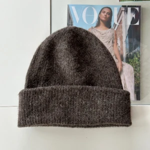 Samsøe Samsøe mössa - Mössa från Samsøe Samsøe i modellen ”Nor” och färgen ”delicioso”, endast använd 2-3 gånger! Som ny, gjord av: 32% Wool, 32% Alpaca, 30% Recycled Polyester, 6% Elastane 🤍